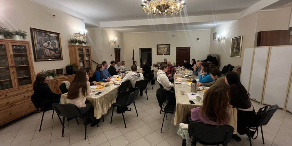 В храме иконы Божией Матери «Неопалимая Купина» в Отрадном прошла очередная молодежная встреча из цикла просветительских встреч по самопознанию и искусству отношений