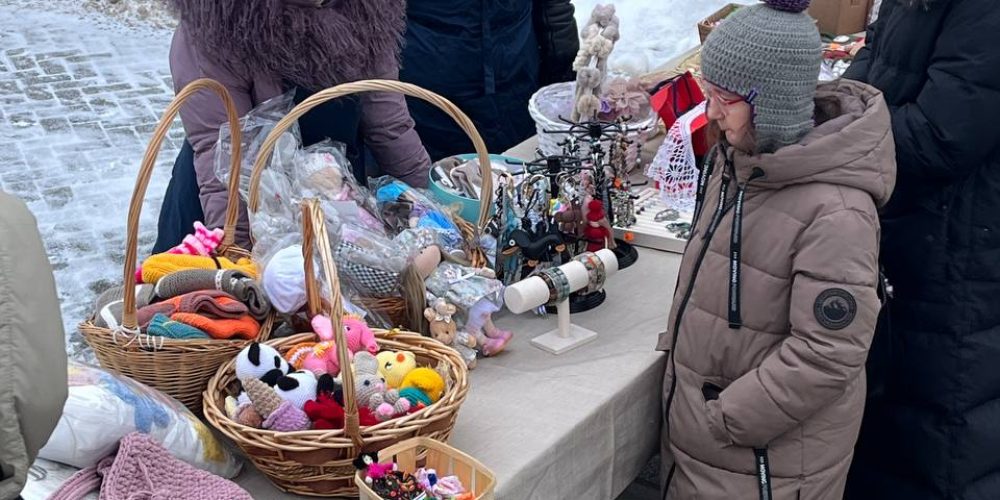 Социальный отдел храма Казанской иконы Божией Матери в Лосиноостровской провел благотворительную Сретенскую ярмарку