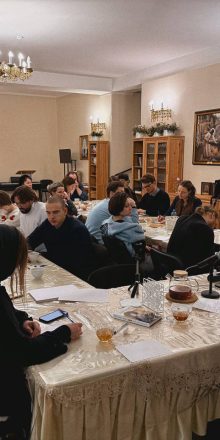 В храме иконы Божией Матери «Неопалимая Купина» в Отрадном прошел очередной молодежный семинар по самопознанию и искусству отношений