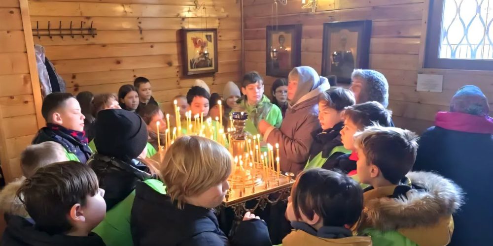 Для учащихся 4-го класса школы № 1554 в рамках модуля «Основы православной культуры» прошла экскурсия по храму-часовне Пророка Божия Илии, приписанном к храму Покрова Пресвятой Богородицы в Медведкове