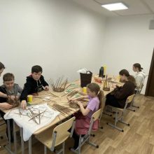 Воспитанники воскресной школы храма Успения Пресвятой Богородицы в Останкине изготовили пасхальные корзинки