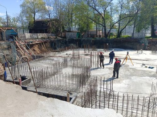 На объекте строящегося храма иконы Божией Матери «Отрада и Утешение» в Ярославском залили фундаментную плиту