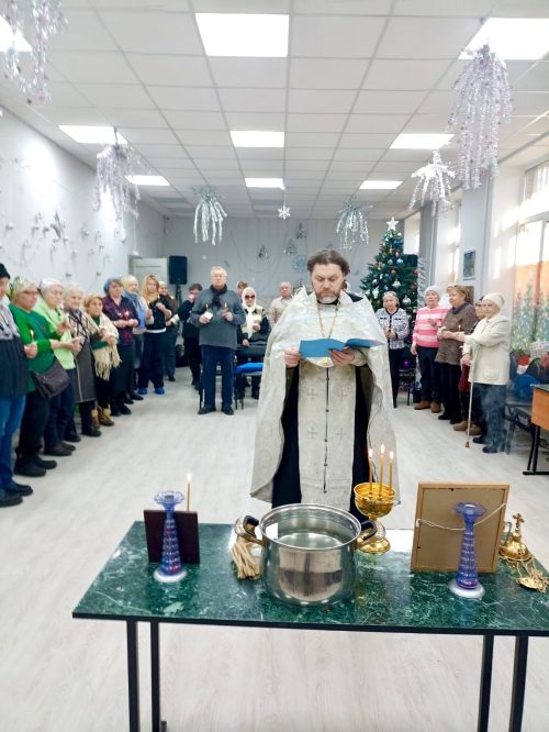 Клирик храма святых мучеников Адриана и Натали в Бабушкине посетил социальный досуговый центр «Салюс»
