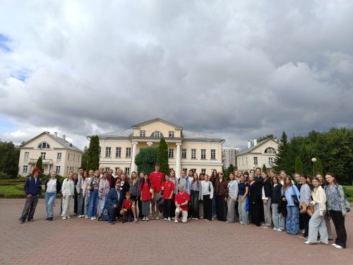 Участники образовательной-туристской программы «Университетские смены» побывали в усадьбе Свиблово