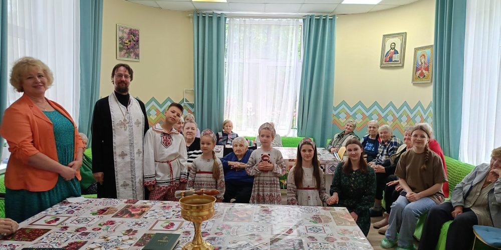 Клирик храма Живоначальной Троицы в усадьбе Свиблово посетил проживающих в центре для пожилых людей «Вторая молодость»
