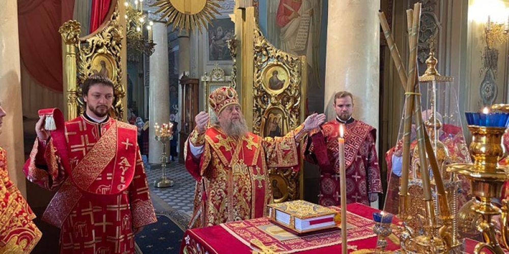 В день Радоницы митрополит Астанайский Александр совершил Литургию в храме на Миусском кладбище