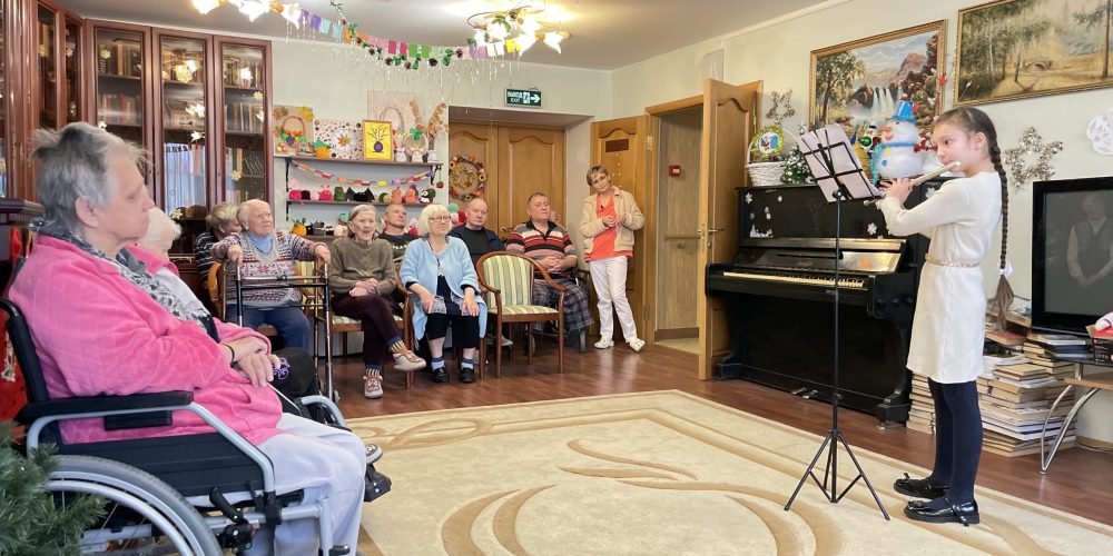 Прихожане храма Усекновения главы святого Пророка Иоанна Предтечи и Крестителя Господня Иоанна в поселке Северный посетили дом престарелых деревни Беляниново