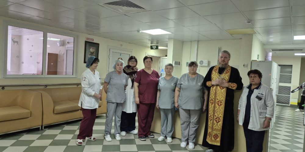 Настоятель храма Торжества Православия, руководитель направления госпитального служения Синодального отдела по благотворительности протоиерей Сергий Кляев посетил детскую городскую клиническую больницу № 9 им. Г.Н. Сперанского