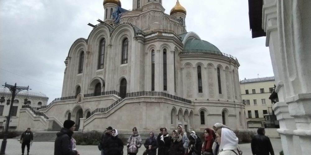 Студенты Института славянской культуры вместе с клириком храма святых мучеников Адриана и Наталии в Бабушкине посетили Сретенский монастырь