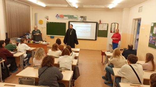 Перед родителями третьеклассников школы №1499 выступили общественные методисты от храма святых равноапостольных Мефодия и Кирилла в Ростокине