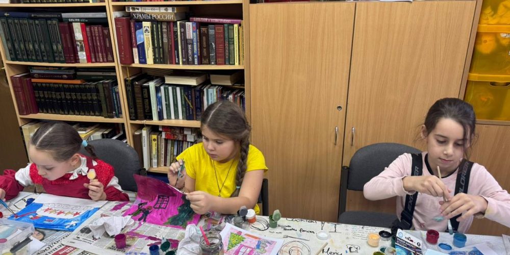 Юные художники воскресной школы храма иконы Божией Матери «Нечаянная Радость» в Марьиной Роще с начала СВО регулярно поддерживают наших защитников своими замечательными рисунками к праздникам