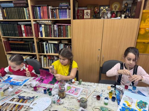 Юные художники воскресной школы храма иконы Божией Матери «Нечаянная Радость» в Марьиной Роще с начала СВО регулярно поддерживают наших защитников своими замечательными рисунками к праздникам