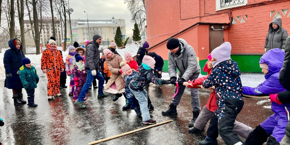 Начало Масленичной недели ученики воскресной школы храма святых мучеников Адриана и Наталии в Бабушкине отметили участием в играх-соревнованиях