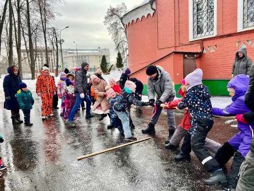 Начало Масленичной недели ученики воскресной школы храма святых мучеников Адриана и Наталии в Бабушкине отметили участием в играх-соревнованиях