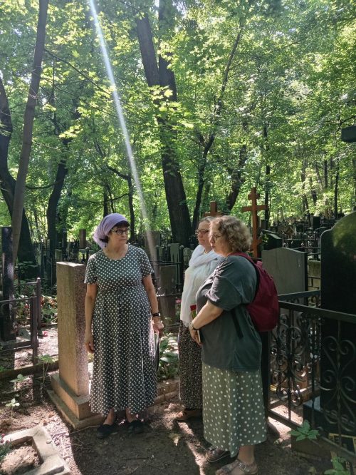 На Пятницком кладбище прошла экскурсия по захоронениям известных людей