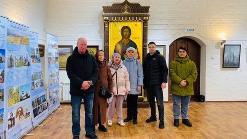 Гости в выставочном центре «Наследие Русского Севера» при храме преподобного Серафима Саровского в Раеве