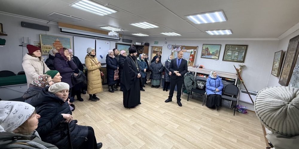 Художник-живописец Илья Лысенков открыл выставку своих картин в здании воскресной школы при храме святителя Макария (Невского), митрополита Московского и Коломенского, в Бутырском