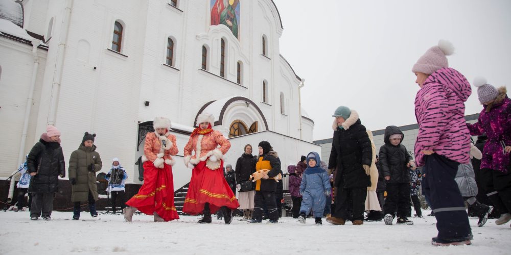 Рождественские гуляния прошли при храме Казанской иконы Божией Матери в Лосиноостровской