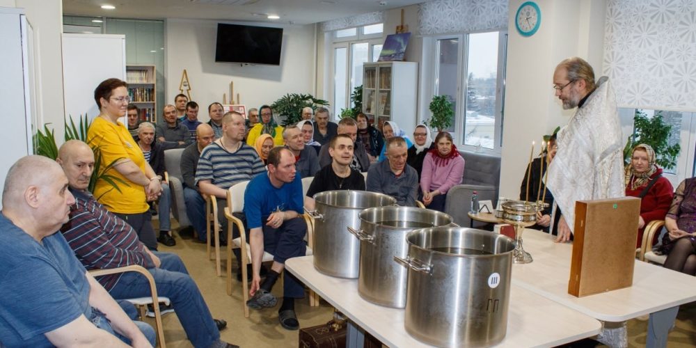 Клирик храма святых мучеников Адриана и Наталии в Бабушкине совершил чин Великого освящения воды в социальном доме «Ярославский»