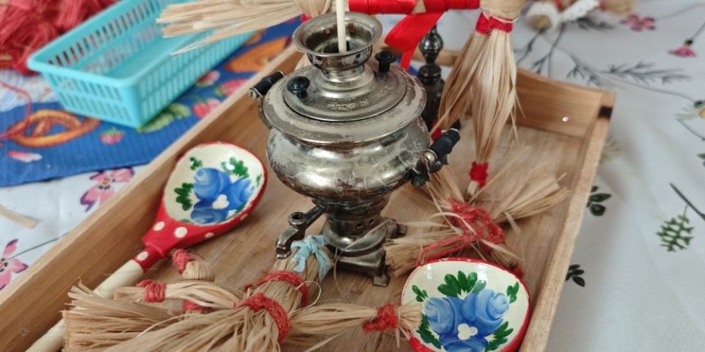 В воскресной школе при храме Успения Пресвятой Богородицы в Останкине прошел мастер-класс по созданию фигурок из лыка