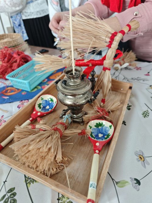 В воскресной школе при храме Успения Пресвятой Богородицы в Останкине прошел мастер-класс по созданию фигурок из лыка