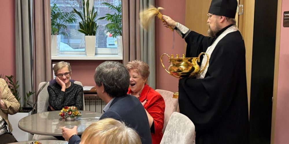 Клирик храма святых равноапостольных Мефодия и Кирилла в Ростокине встретился с подопечными Центра московского долголетия «Ростокино»