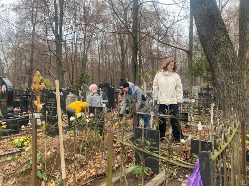 Молодежь храма Живоначальной Троицы на Пятницком кладбище помогла подготовить к зиме могилы усопших священнослужителей храма