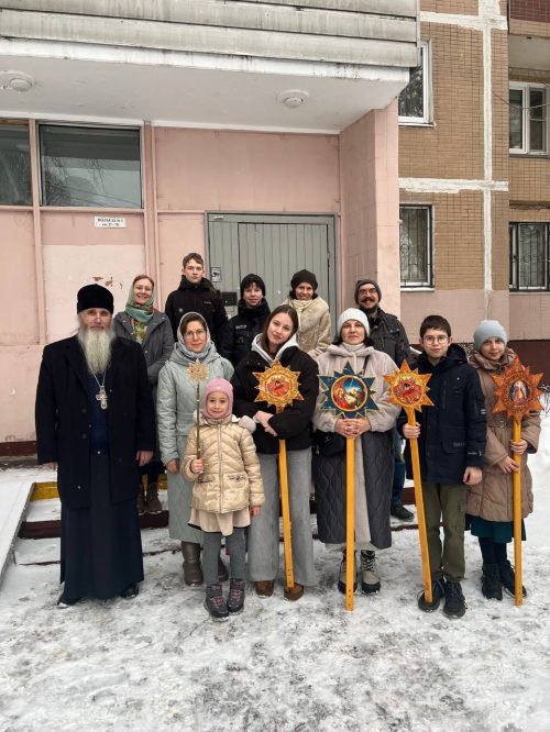 Дети и родители «Семейного клуба» храма святых мучеников Адриана и Наталии в Бабушкине обошли и поздравили с Рождеством Христовым тяжелоболящих прихожан храма