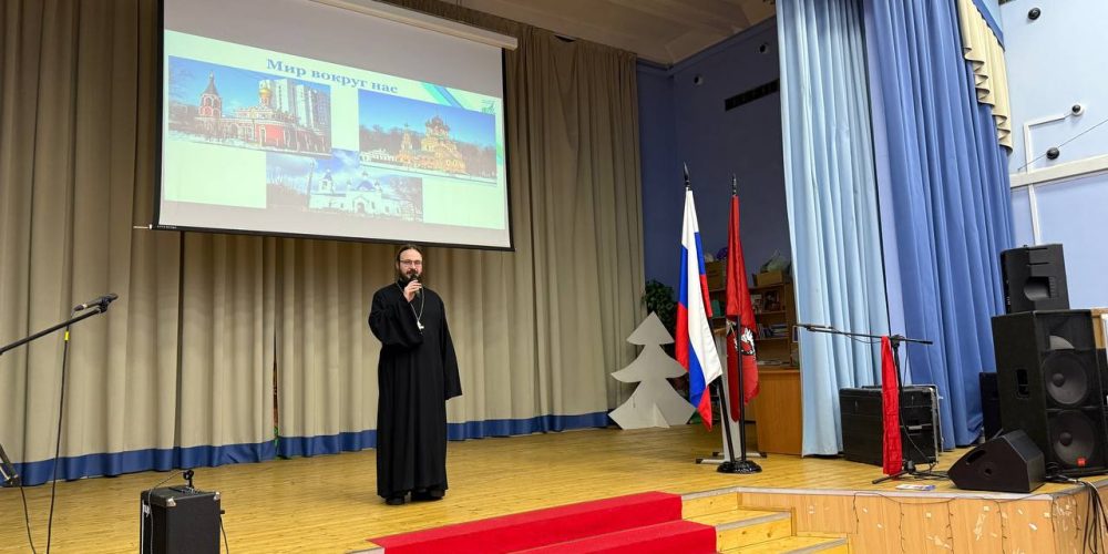 Клирик храма святой равноапостольной великой княгини Ольги в Останкине принял участие в родительском собрании в школе №1415