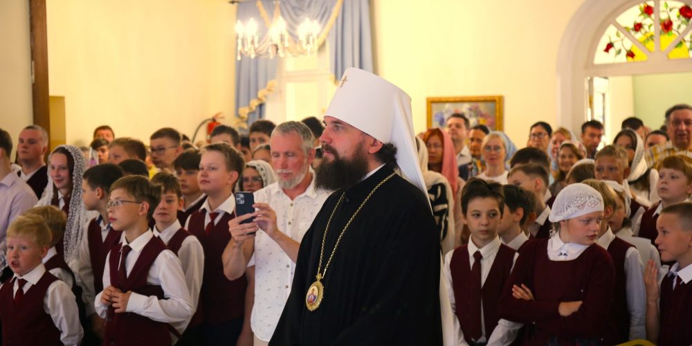 Митрополит Звенигородский Арсений поучаствовал в торжествах по случаю Дня знаний в православной школе имени преподобного Сергия Радонежского в усадьбе Свиблово