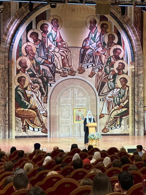 Молодежь Северо-Восточного викариатства в праздник Сретения Господня встретилась со Святейшим Патриархом Кириллом в храме Храм Христа Спасителя