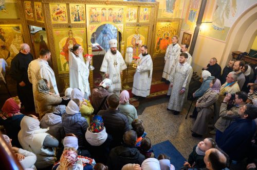 В Лазареву субботу митрополит Арсений совершил Божественную литургию в храме-часовне Архангела Гавриила на Старо-Марковском кладбище