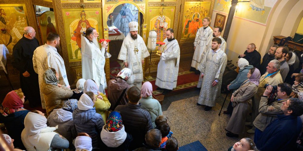 В Лазареву субботу митрополит Арсений совершил Божественную литургию в храме-часовне Архангела Гавриила на Старо-Марковском кладбище