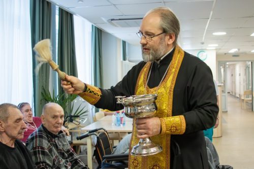 В преддверии праздника Сретения Господня клирик храма святых мучеников Адриана и Наталии в Бабушкине навестил проживающих в социальном доме «Ярославский»