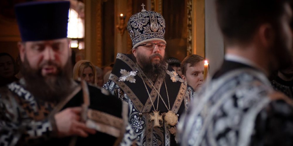 Управляющий Северо-Восточным викариатством совершил утреню Великого Пятка с чтением двенадцати Страстных Евангелий в храме Тихвинской иконы Божией Матери в Алексеевском