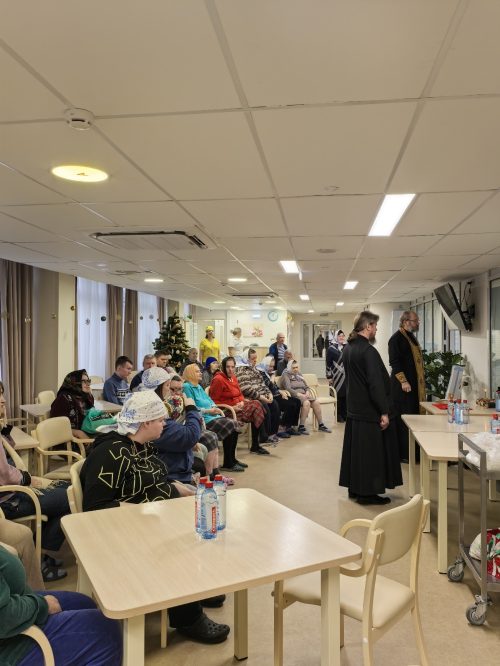 Клирик храма святых мучеников Адриана и Наталии в Бабушкине посетил жителей социального дома «Ярославский»