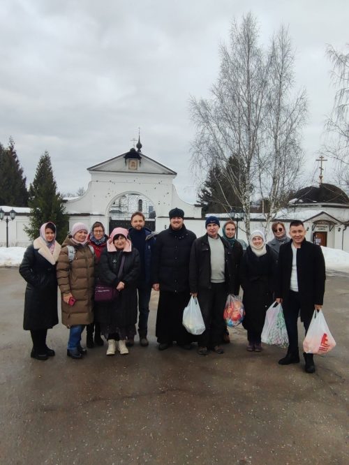 Паломники храма святых равноапостольных Мефодия и Кирилла в Ростокино поклонились святыням Калужской земли, помогли монастырю и приюту