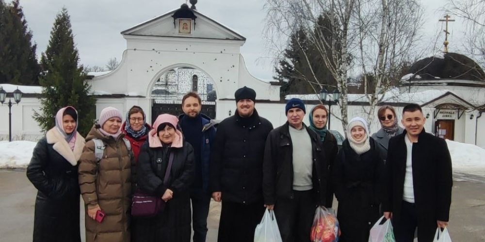 Паломники храма святых равноапостольных Мефодия и Кирилла в Ростокино поклонились святыням Калужской земли, помогли монастырю и приюту