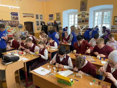 Ученики православной школы имени преподобного Сергия Радонежского в Усадьбе Свиблово приняли участие  в акции «Возвращайся домой с Победой!»