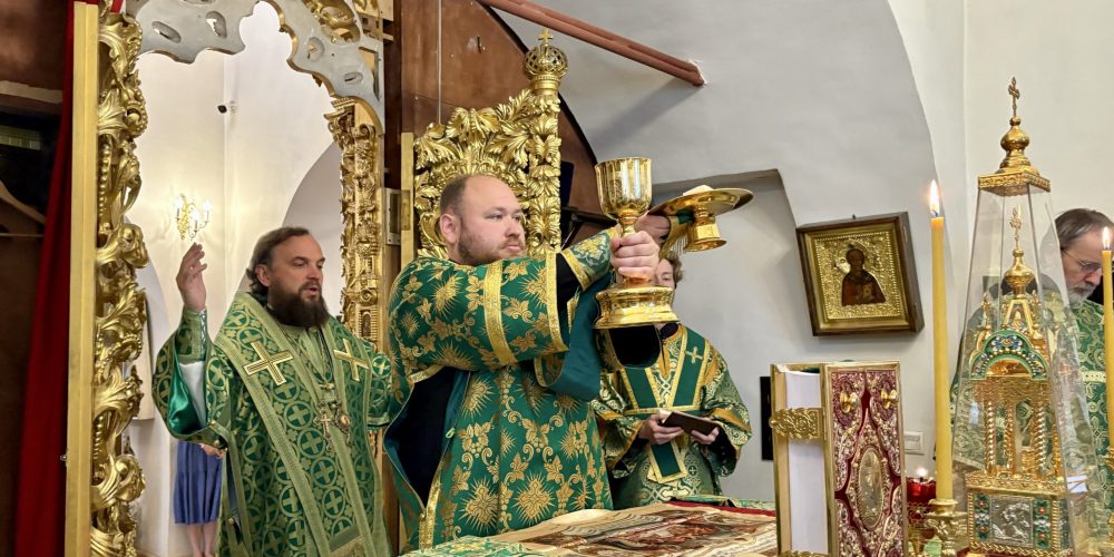 Митрополит Арсений совершил Божественную литургию в храме Живоначальной Троицы в усадьбе Свиблово