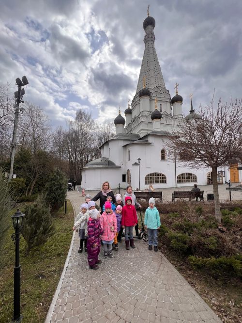 Дошкольники воскресной школы храма иконы Божией Матери «Неопалимая Купина» в Отрадном совершили пешеходную экскурсию