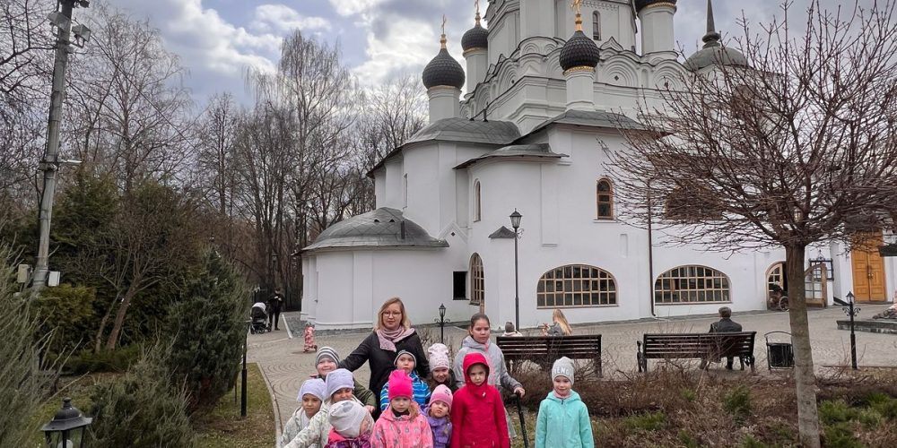 Дошкольники воскресной школы храма иконы Божией Матери «Неопалимая Купина» в Отрадном совершили пешеходную экскурсию