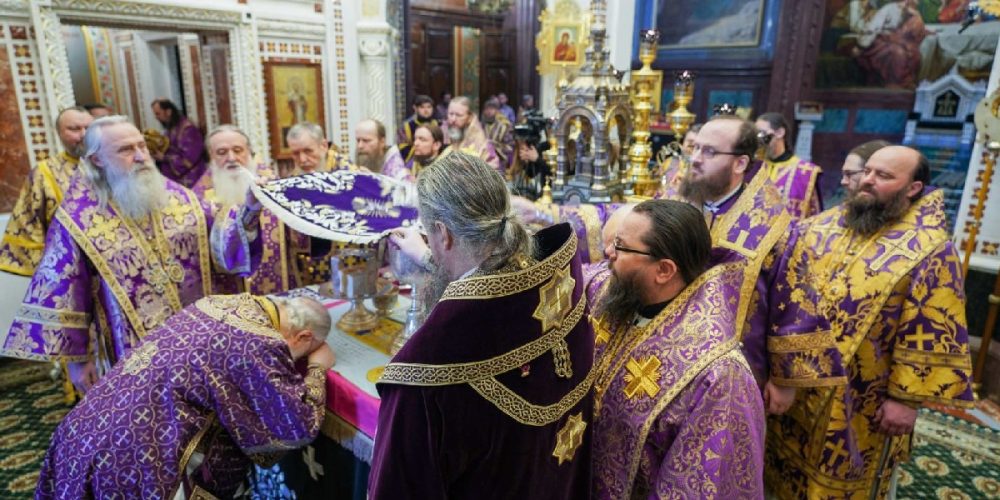 В четверг Страстной седмицы архиепископ Егорьевский Матфей сослужил Святейшему Патриарху Кириллу в Храме Христа Спасителя