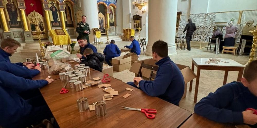Суворовцы приняли участие в изготовлении окопных свечей в храме преподобного Серафима Саровского в Раеве