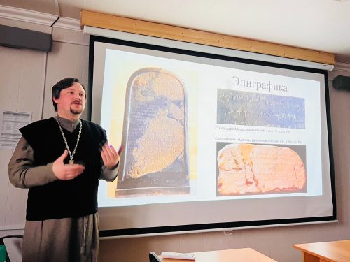 Лекция «Материал, форма и язык древнейших библейских рукописей» прошла в рамках молодежных встреч в храме святителя Макария (Невского) в Бутырском