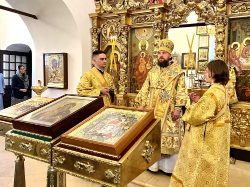 Митрополит Арсений возглавил всенощное бдение в храме Живоначальной Троицы в усадьбе Свиблово