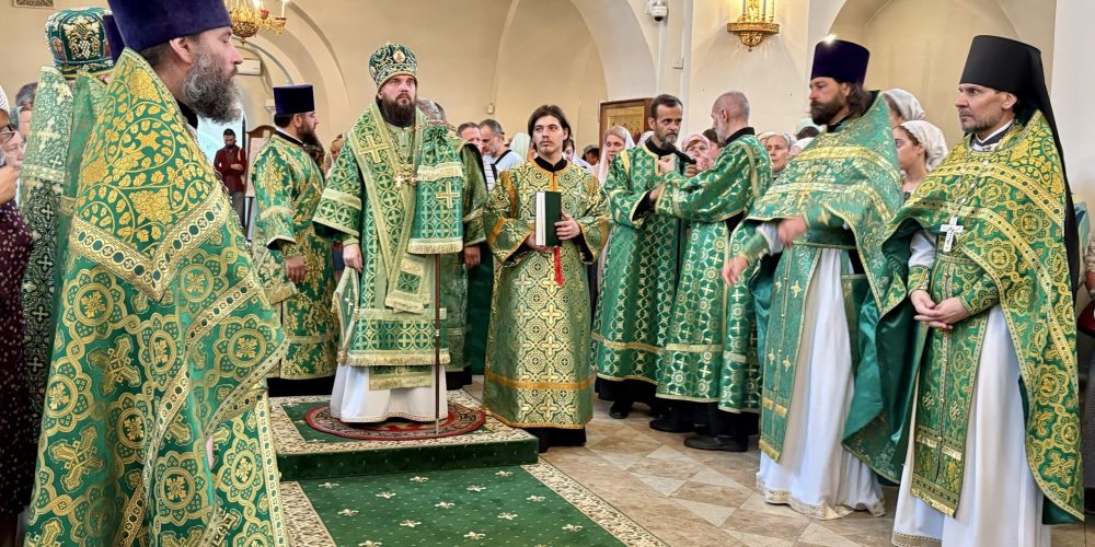 Митрополит Арсений возглавил Литургию в день престольного праздника в храме Преподобного Серафима Cаровского в Раеве