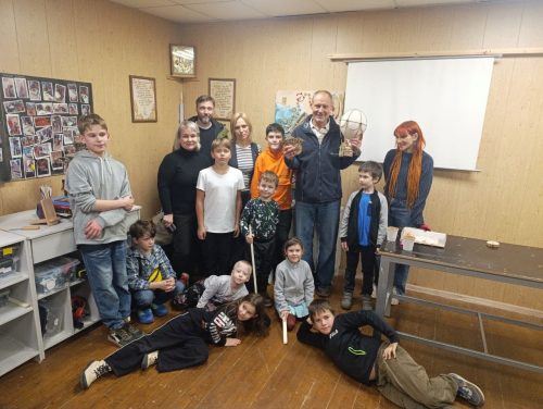 Гостем мастерской «Столярочка» при храме в честь Иверской иконы Божией Матери в Бабушкине стал художник, путешественник, поэт и профессиональный моряк с 30-летним стажем Алексей Сергеевич Игнатьев