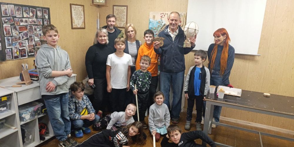 Гостем мастерской «Столярочка» при храме в честь Иверской иконы Божией Матери в Бабушкине стал художник, путешественник, поэт и профессиональный моряк с 30-летним стажем Алексей Сергеевич Игнатьев