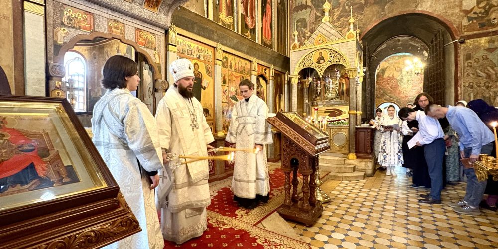 Митрополит Арсений совершил Литургию при участии молодежи в Саввино-Сторожевском монастыре